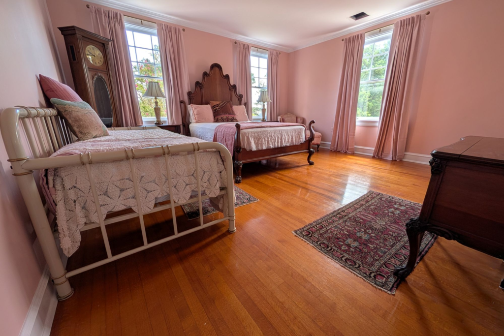 bedroom with queen and twin beds